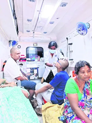 కల్వర్టు గోడను ఢీకొట్టిన ట్రావెల్స్ బస్సు