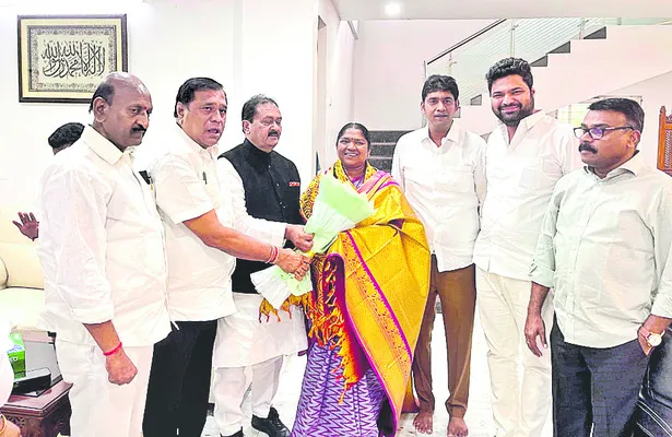 మంత్రి సీతక్కకు సన్మానం