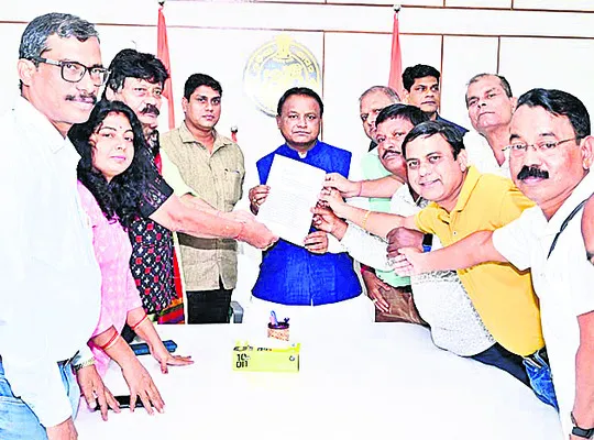 ముఖ్యమంత్రిని కలిసిన పాత్రికేయ ప్రతినిధులు