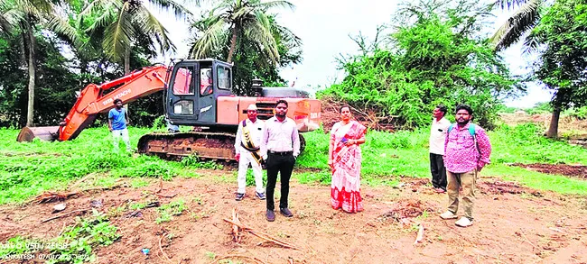 రెండు పొక్లెయిన్లు సీజ్‌ 