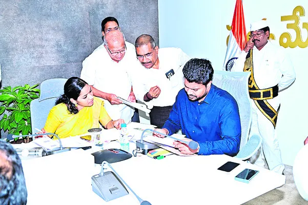 నిర్మాణ పనులు వేగవంతం చేయాలి