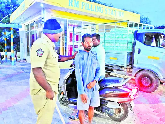 పోలీసులకు అగంతకుడి పట్టివేత