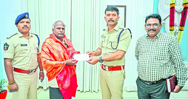 హోంగార్డు కుటుంబానికి ఆర్థిక సాయం