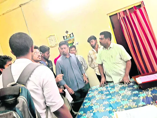 ఎస్వీ యూ అధికారుల ‘స్టంట్లు’