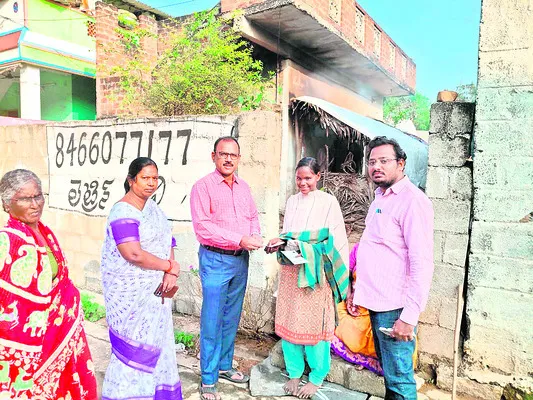 తరిగిపోతున్న పింఛన్లు 