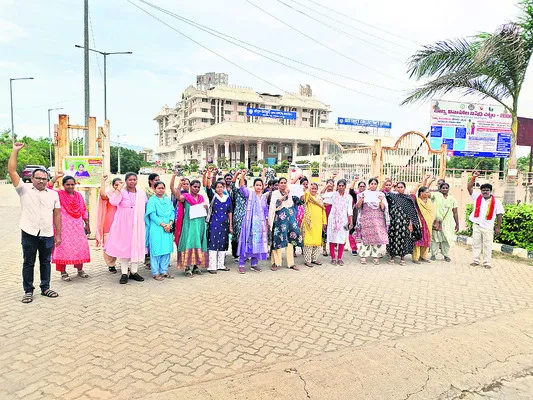 రీ కౌన్సెలింగ్‌ కోసం ఉద్యోగుల ధర్నా 