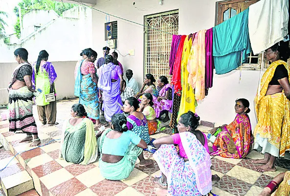 ● రేషన్‌ కష్టాలు 
