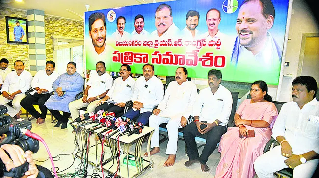 హామీల అమలుపై అబద్ధాలు 