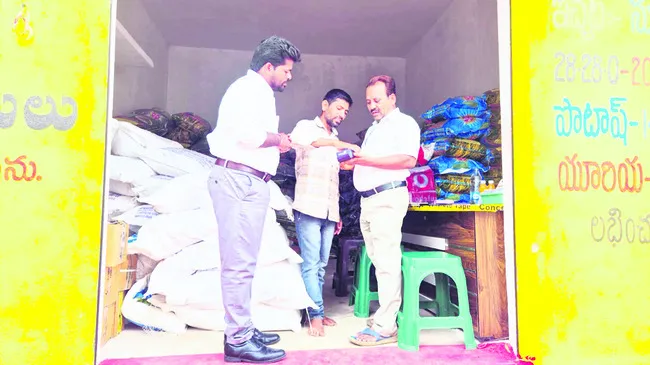 నకిలీ విత్తనాలు విక్రయిస్తే కఠిన చర్యలు 