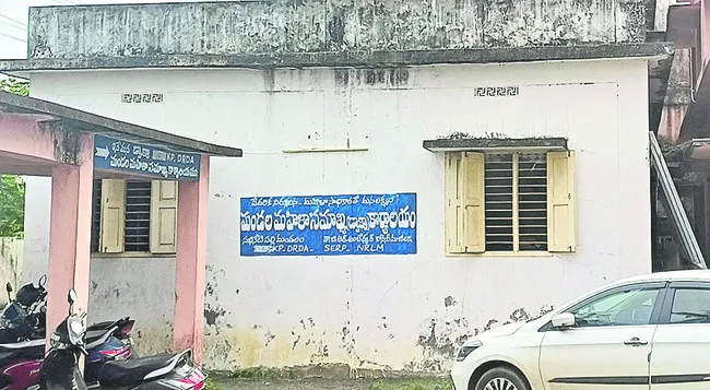 వెలుగుకు కమ్మిన చీకట్లు