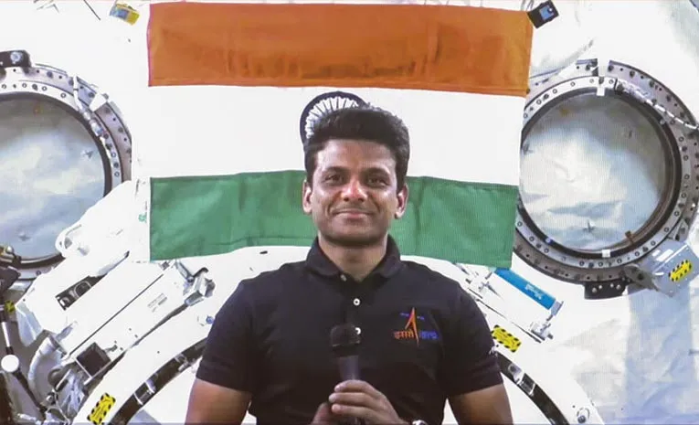 ప్రయోగాలు మొదలెట్టిన శుభాంశు 