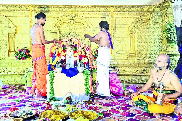 రామయ్యకు సువర్ణ తులసీ అర్చన