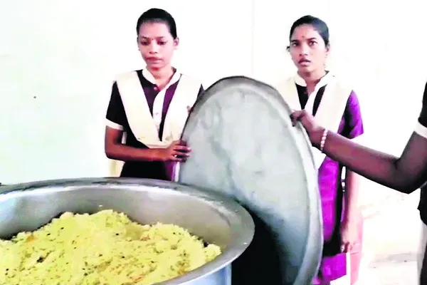 కిచిడీలో పురుగులు..!