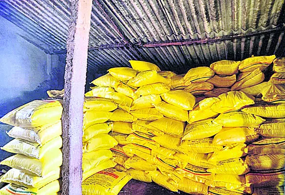  వైఎస్‌ జగన్‌ హయాంలో   రైతుల ఇంటికే ఎరువులు.. 
