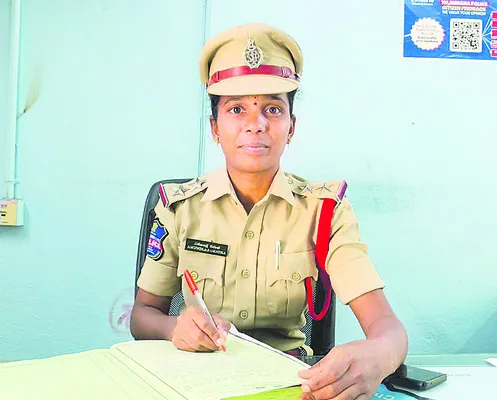 పేదరికం జయించి.. కొలువులు సాధించి