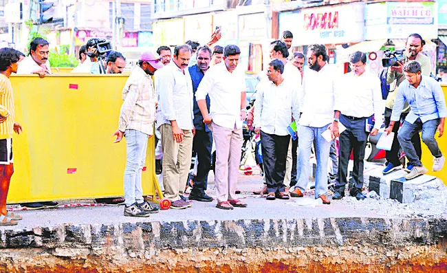 ఫ్లయ్‌ ఓవర్‌ పనులను పరిశీలించిన కేంద్ర మంత్రి