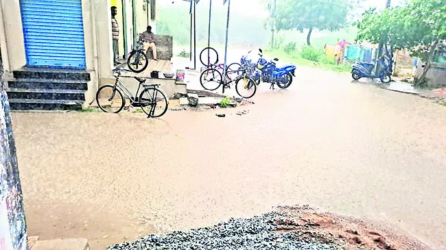 మోస్తరు వర్షానికే.. మస్తు కష్టాలు
