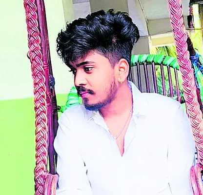 రోడ్డు ప్రమాదంలో యువకుడి దుర్మరణం