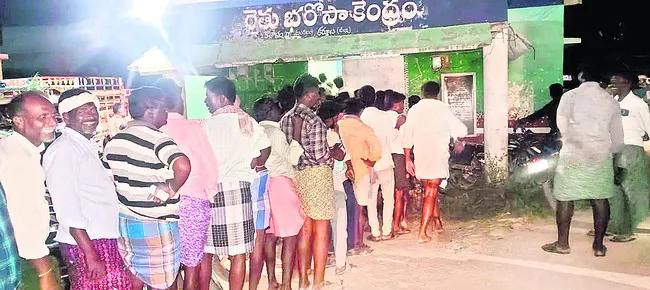 యూరియాపై టీడీపీ నేతల పెత్తనం
