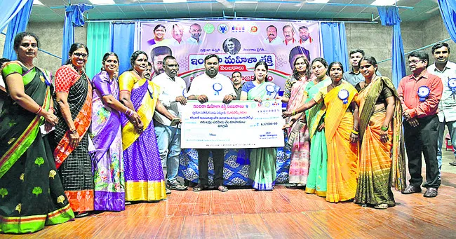 మహిళా శక్తికి కరీంనగర్ నిదర్శనం కావాలి