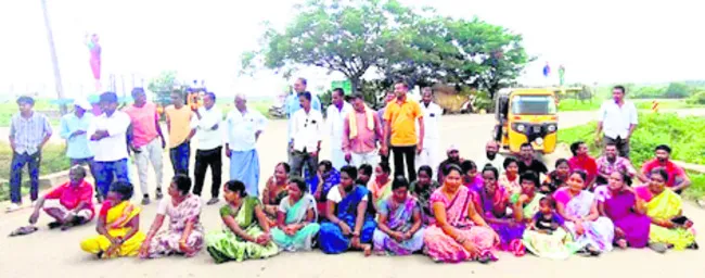 పాఠశాలను కాపాడాలని గ్రామస్తుల ధర్నా