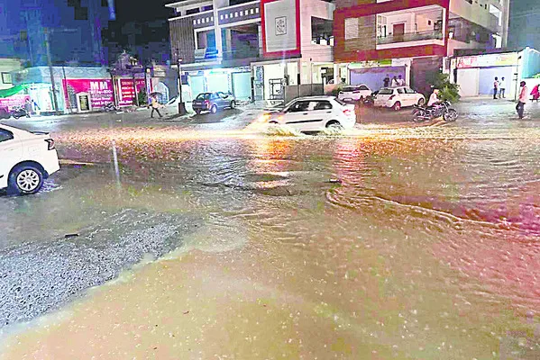 భారీ వర్షం.. రోడ్లు జలమయం 