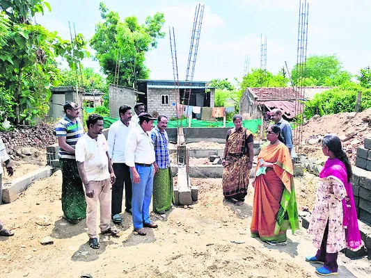 ఇళ్ల నిర్మాణాలు త్వరగా పూర్తి చేయాలి