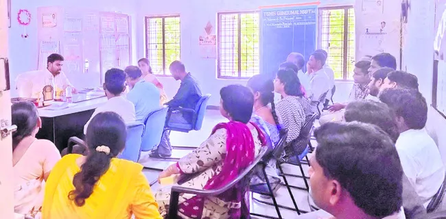 వంద శాతం ఉత్తీర్ణతపై శ్రద్ధ వహించాలి