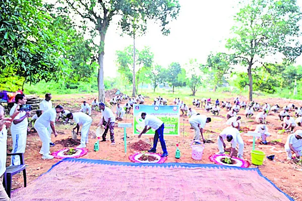 ● పోలీసుల ‘మొక్క’వోని దీక్ష... 