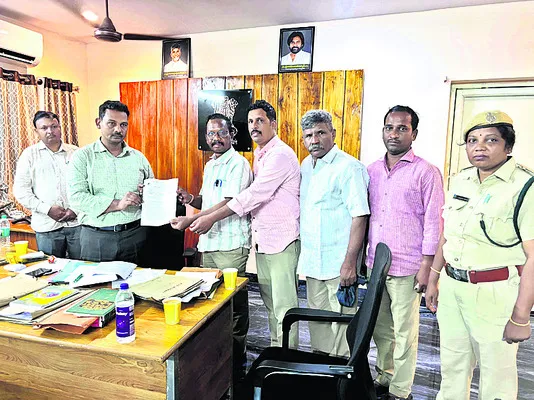 అటవీ సిబ్బందికి రక్షణ కరువు 