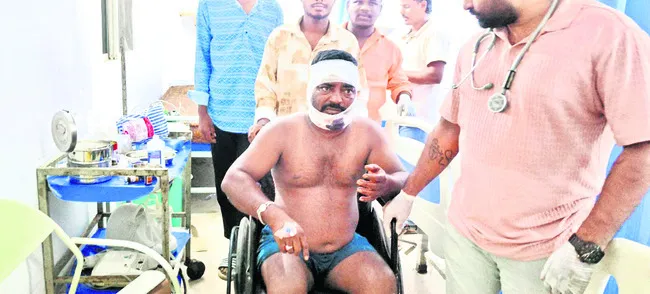 పాత కక్షలతో కత్తితో వ్యక్తిపై దాడి