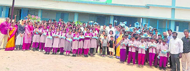 విద్యార్థులకు స్పోర్ట్స్ డ్రెస్ అందజేత