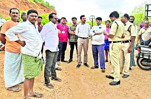 సమస్యలు పరిష్కరించేవరకు పనులు జరగనివ్వం 