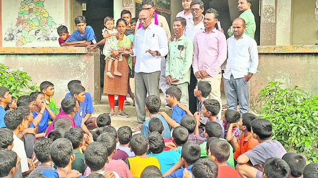 పదేళ్లు సీఎంగా ఉంటాననడం విడ్డూరం
