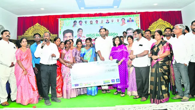 మహిళలు స్వయం సమృద్ధి సాధించాలి
