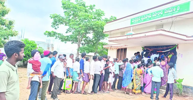 యూరియా కోసం పడిగాపులు