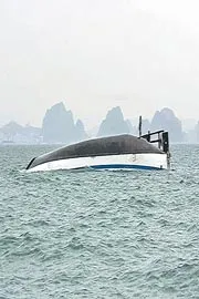 Tourist boat shink in Vietnam, 34 Tourists kiled6