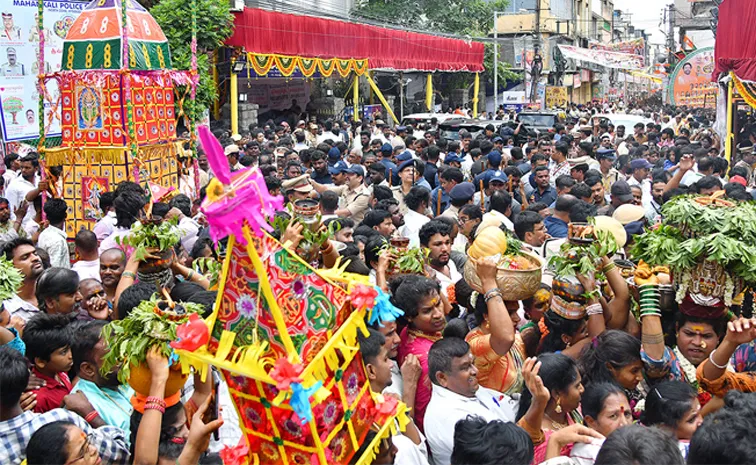 బోనమెత్తిన హైదరాబాద్‌.. సందడే సందడి