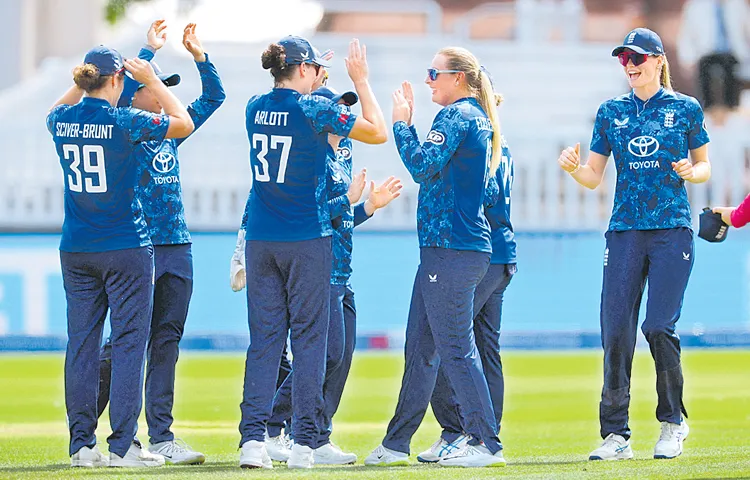 Indian womens team lost by 8 wickets in the second ODI