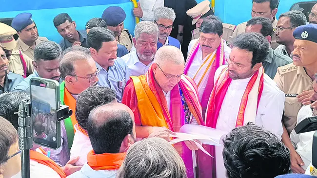 ఆలేరులో ఆగిన కేంద్ర మంత్రులు