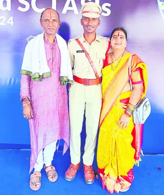 తండ్రి టైలరింగ్.. కొడుకు ఎస్ఐ