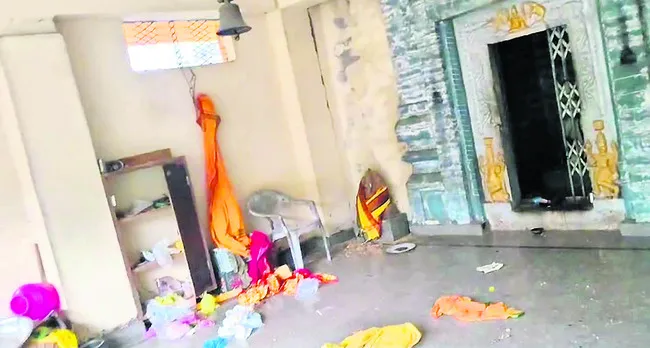 దుండగుల దుశ్చర్య