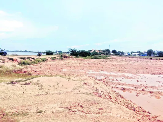 చెరిగిపోతున్న చెరువు ఆనవాళ్లు!