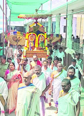 రత్నగిరికి పోటెత్తిన భక్తులు