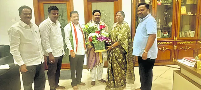 మంత్రి సీతక్కను కలిసిన ‘సోయం’