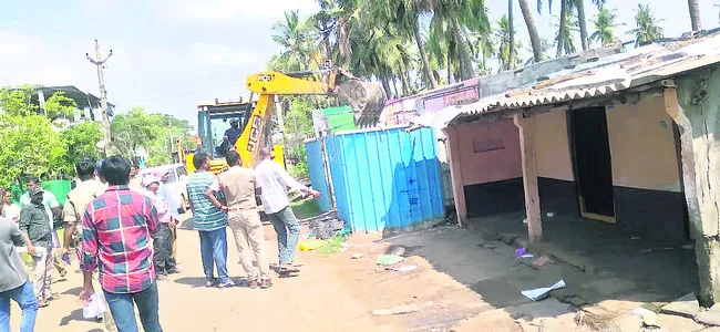 కొనసాగిన ఇళ్ల తొలగింపు