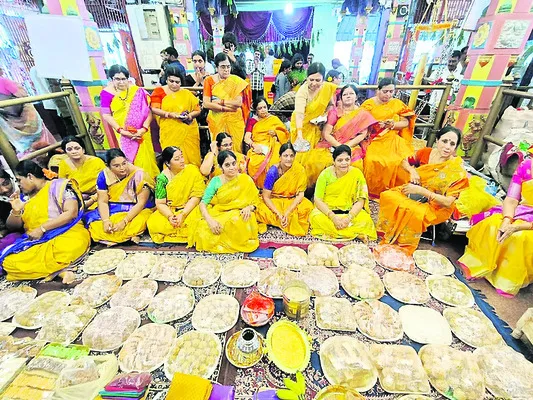 మావుళ్లమ్మకు సారె సమర్పణ