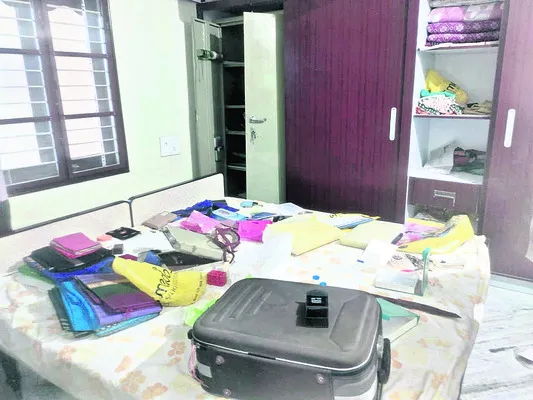 పండితాపురంలో చోరీ..