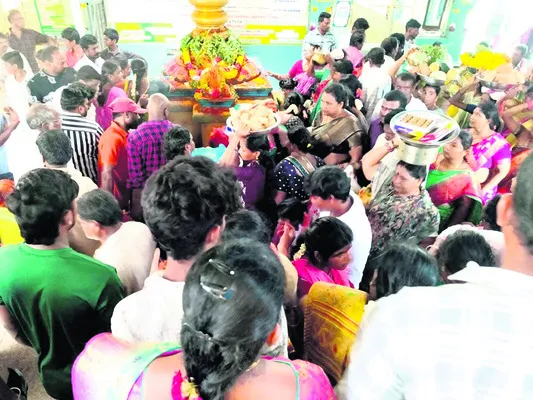 పెద్దింట్లమ్మకు పూజలు