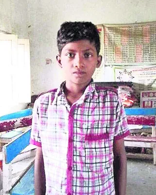 బండరాళ్లు దొర్లి పడి బాలుడి మృతి